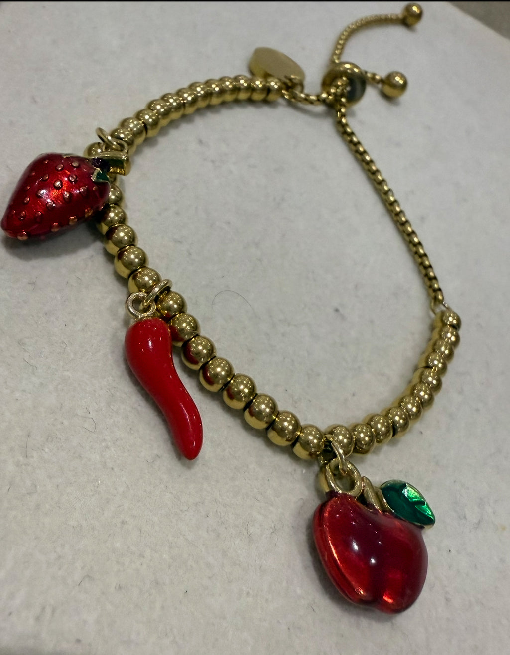 Le bracelet breloque Naomy