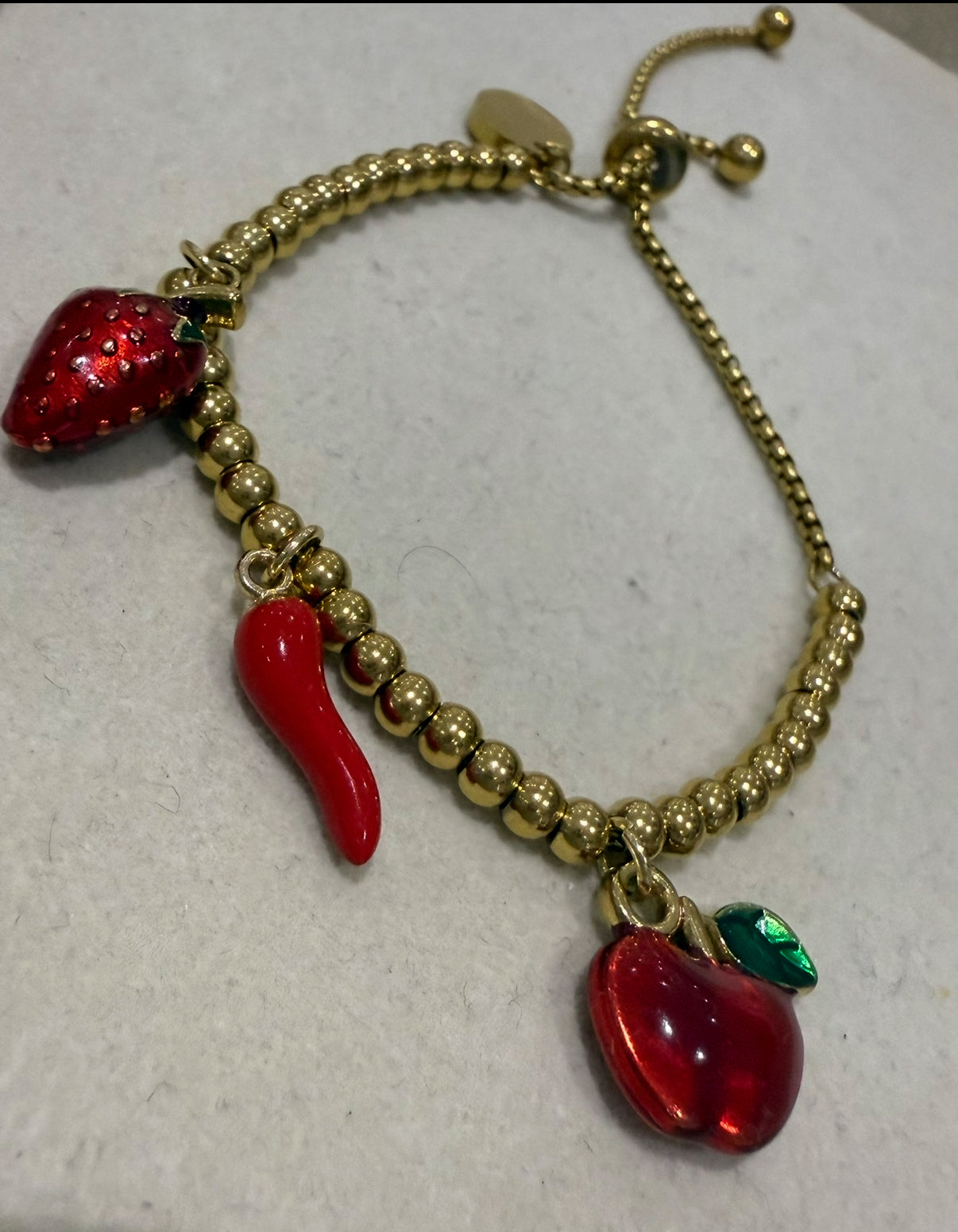 Le bracelet breloque Naomy